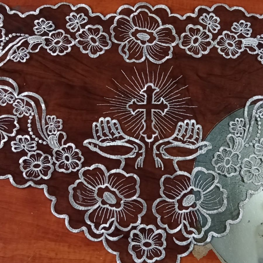 Christianartworkshop Voile de chapelle élégant en dentelle bénite avec croix et mains jointes en prière - image 5