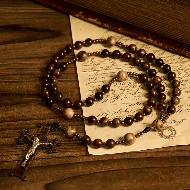 Christianartworkshop Chapelet artisanal en bois : perles aux tons naturels et crucifix de Jésus - image 3