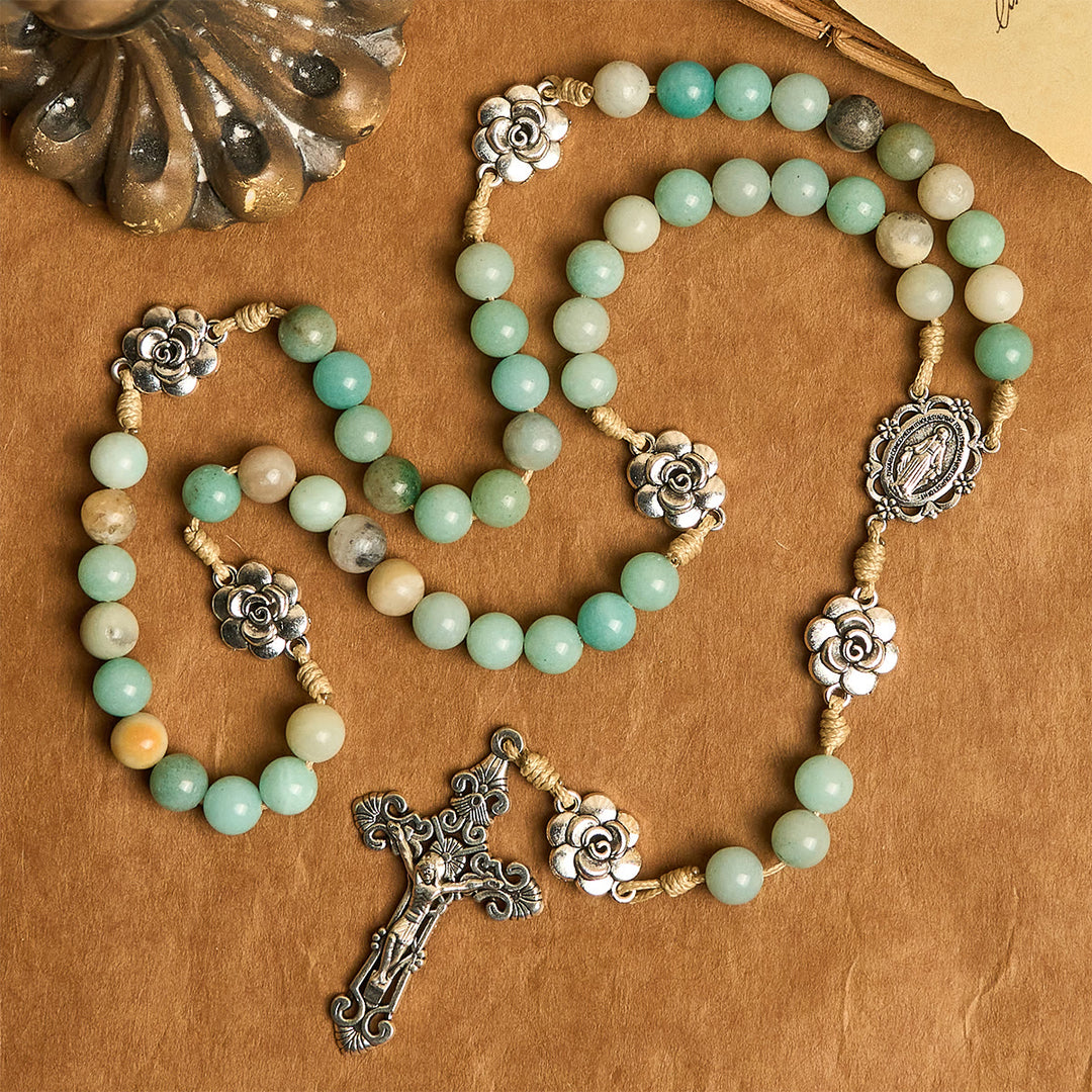 Christianartworkshop Chapelet en perles vertes paisibles orné de breloques florales : symbole de sérénité et de bénédiction - Notre-Dame et le Crucifix - image 0