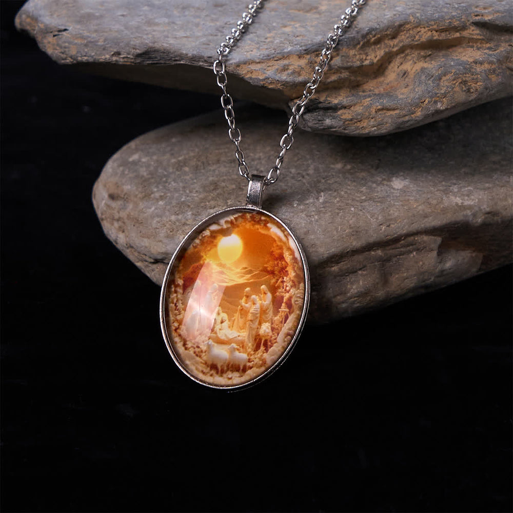 Christianartworkshop Collier pendentif en verre représentant une crèche - image 1