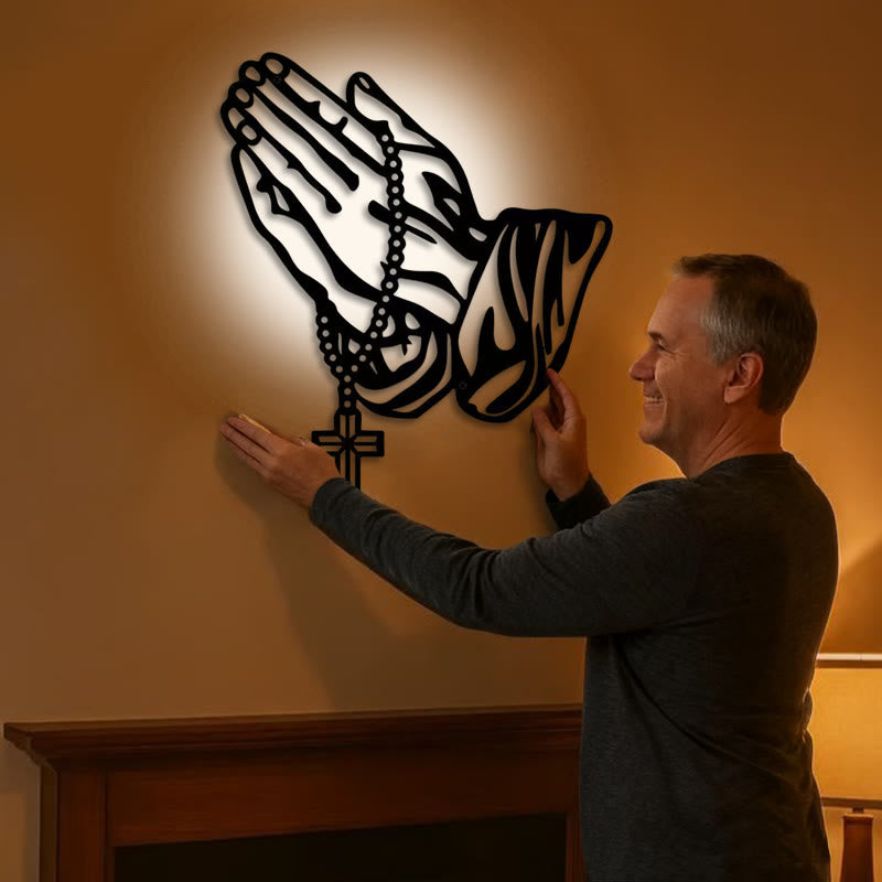 Christianartworkshop Décoration murale classique en métal noir représentant des mains en prière avec une croix de chapelet - image 1