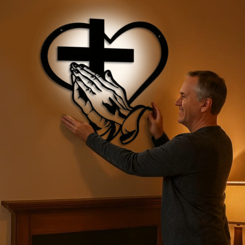 Christianartworkshop Décoration murale moderne et spirituelle en métal noir représentant des mains en prière, un cœur et une croix. - image 1