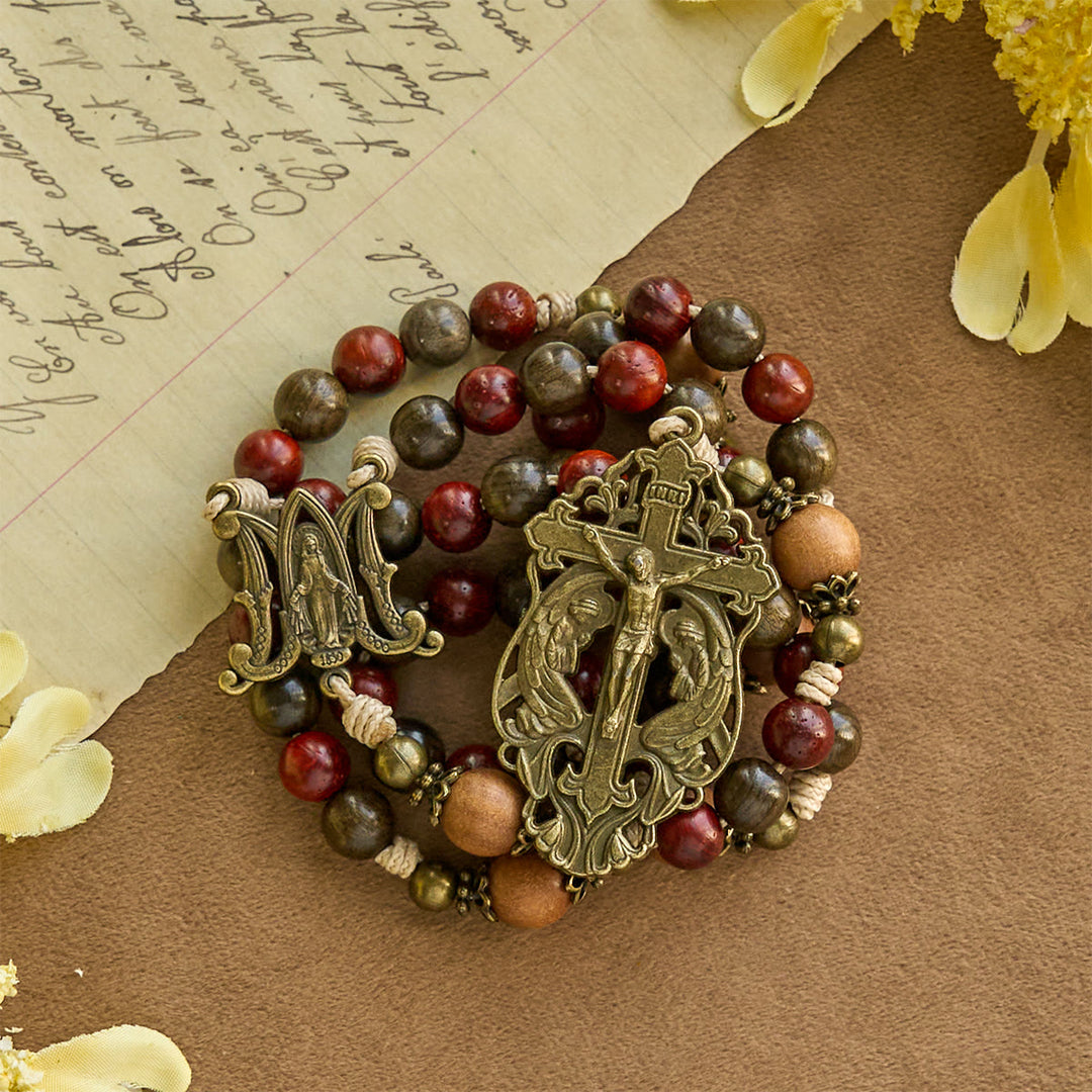Christianartworkshop Chapelet traditionnel en bois, style Noël : perles aux tons naturels et crucifix en bronze - Chapelet traditionnel sur le thème de Noël - image 2