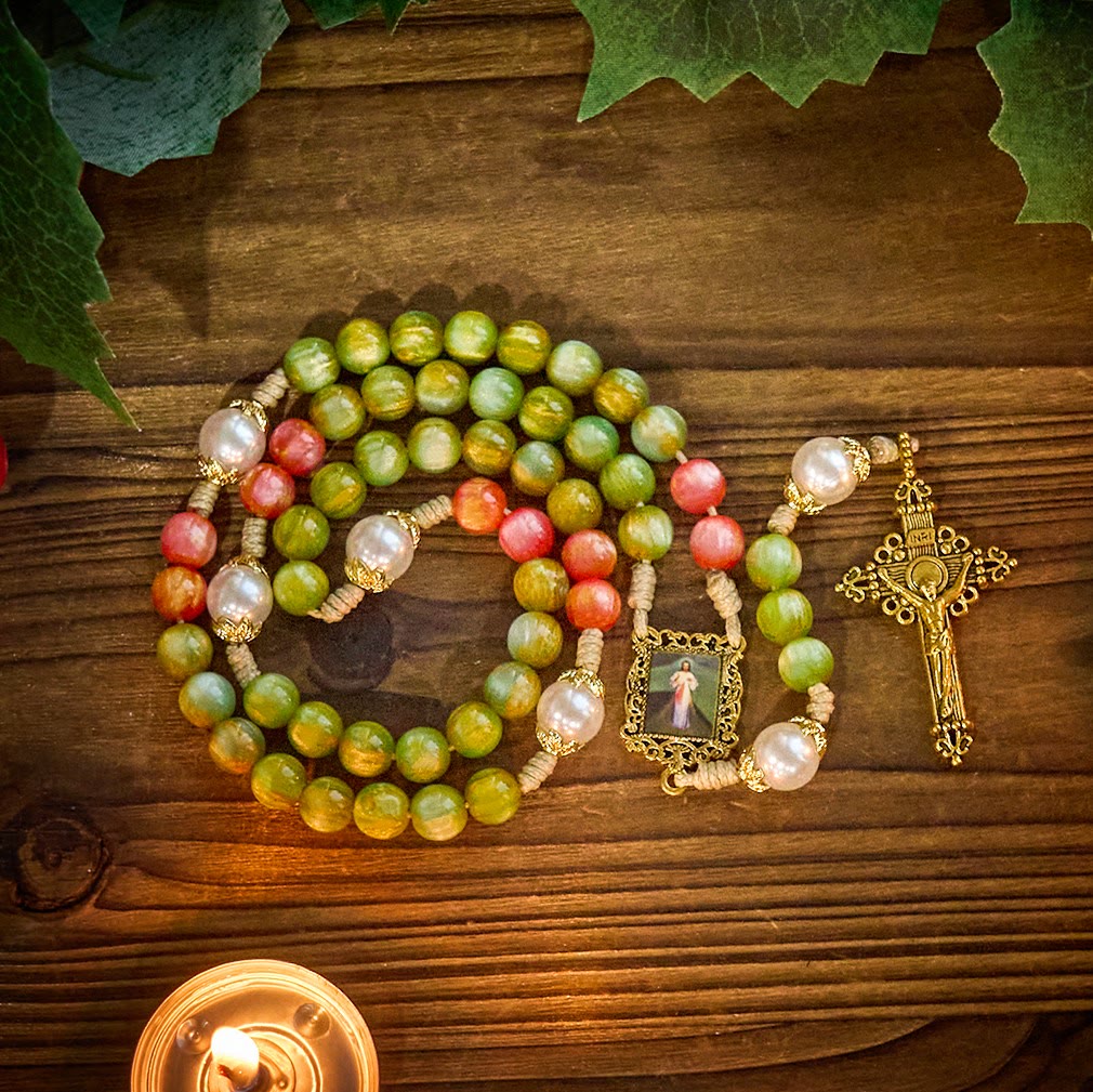 Christianartworkshop Chapelet de la Miséricorde Divine, fait main, avec perles rouges et vertes et crucifix en bronze, porteur de bénédictions de Noël. - Chapelet de la Miséricorde de Noël - image 0