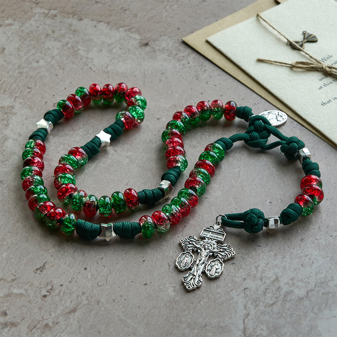 Christianartworkshop Chapelet de Noël en paracorde avec la bénédiction de la Sainte Famille et des perles rouges et vertes brillantes. - image 7