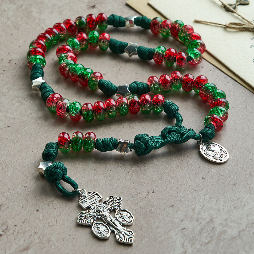 Christianartworkshop Chapelet de Noël en paracorde avec la bénédiction de la Sainte Famille et des perles rouges et vertes brillantes. - image 5