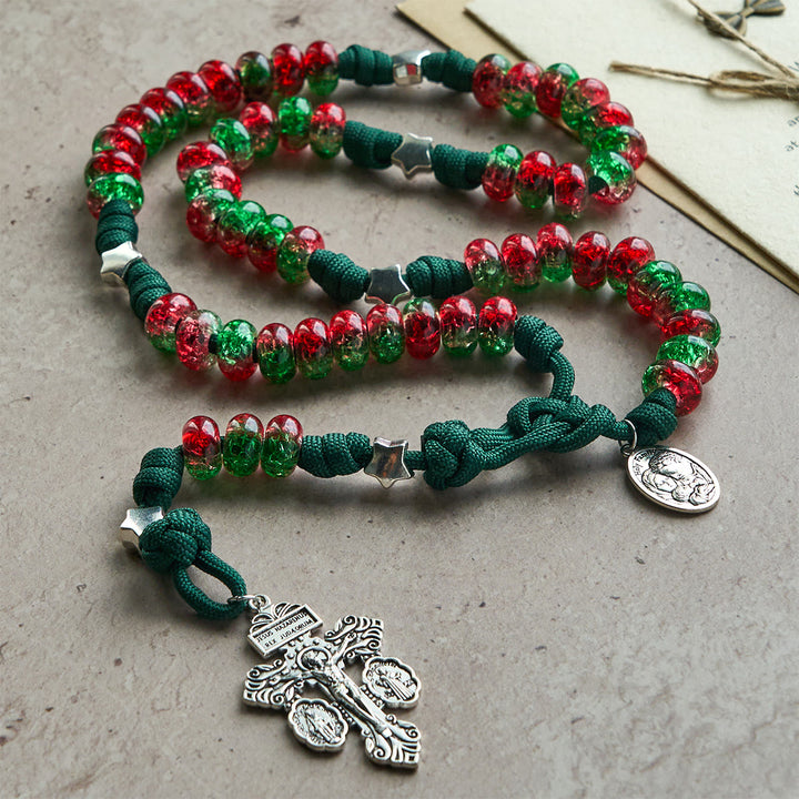 Christianartworkshop Chapelet de Noël en paracorde avec la bénédiction de la Sainte Famille et des perles rouges et vertes brillantes. - image 5