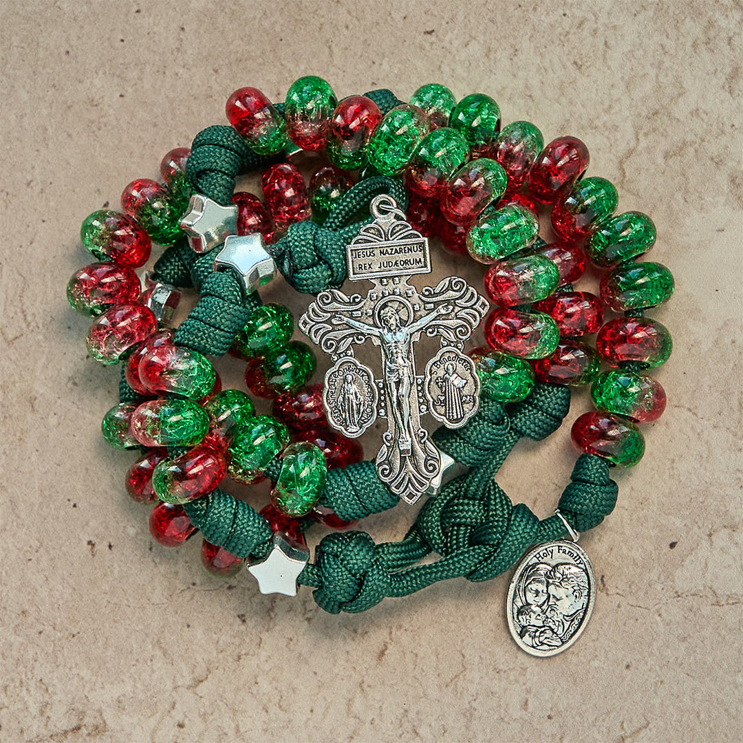 Christianartworkshop Chapelet de Noël en paracorde avec la bénédiction de la Sainte Famille et des perles rouges et vertes brillantes. - image 1