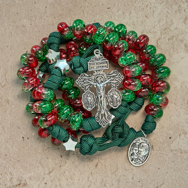 Christianartworkshop Chapelet de Noël en paracorde avec la bénédiction de la Sainte Famille et des perles rouges et vertes brillantes. - image 1