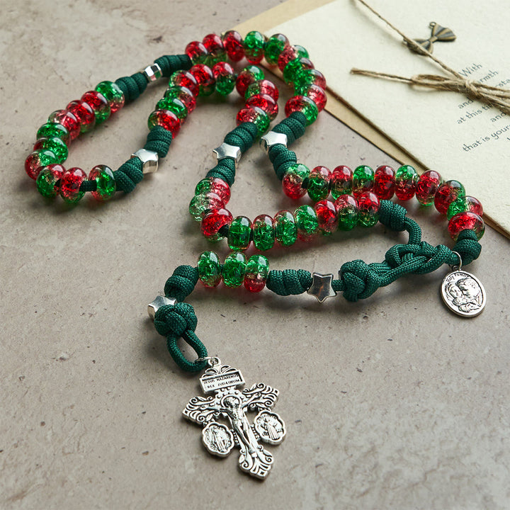 Christianartworkshop Chapelet de Noël en paracorde avec la bénédiction de la Sainte Famille et des perles rouges et vertes brillantes. - image 6