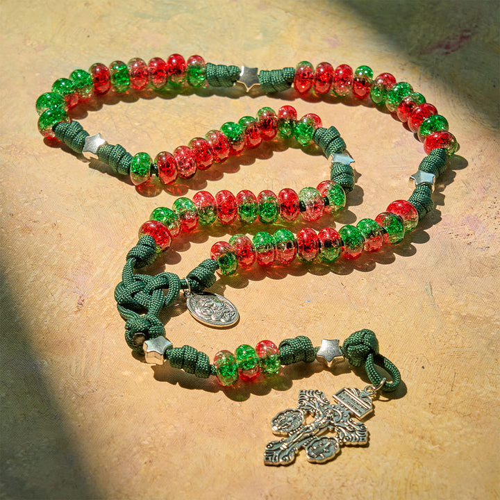 Christianartworkshop Chapelet de Noël en paracorde avec la bénédiction de la Sainte Famille et des perles rouges et vertes brillantes. - image 8