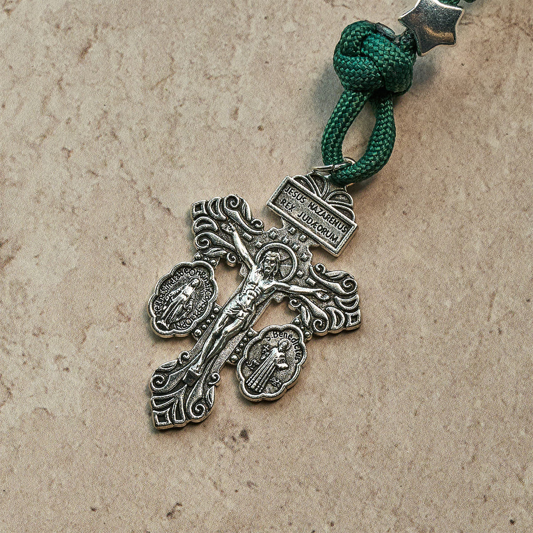 Christianartworkshop Chapelet de Noël en paracorde avec la bénédiction de la Sainte Famille et des perles rouges et vertes brillantes. - image 10