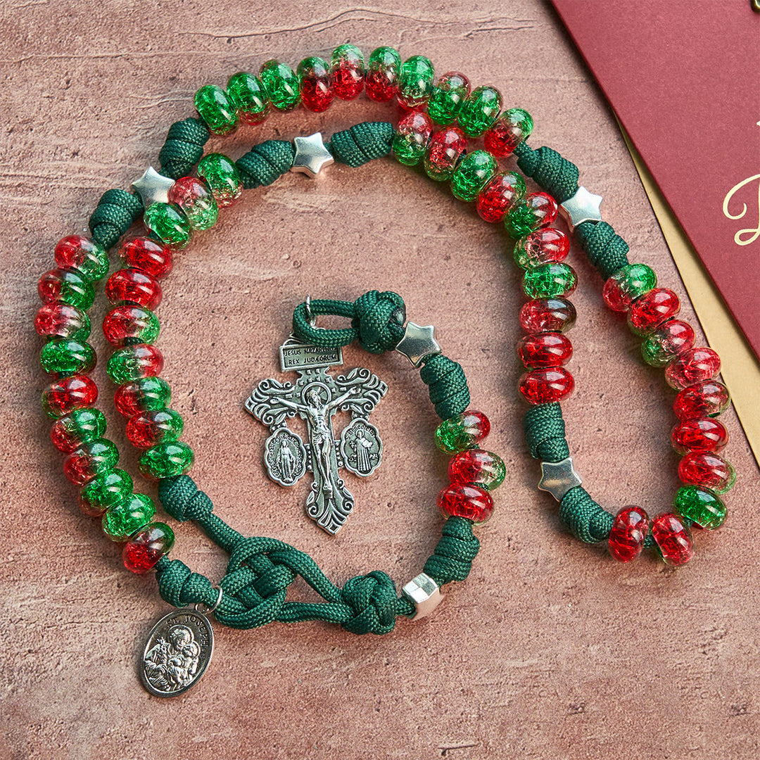 Christianartworkshop Chapelet de Noël en paracorde avec la bénédiction de la Sainte Famille et des perles rouges et vertes brillantes. - image 3