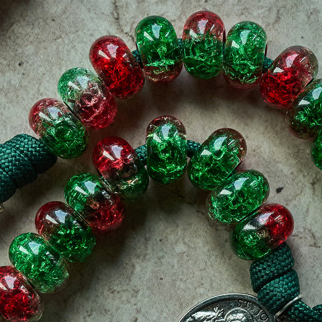 Christianartworkshop Chapelet de Noël en paracorde avec la bénédiction de la Sainte Famille et des perles rouges et vertes brillantes. - image 13