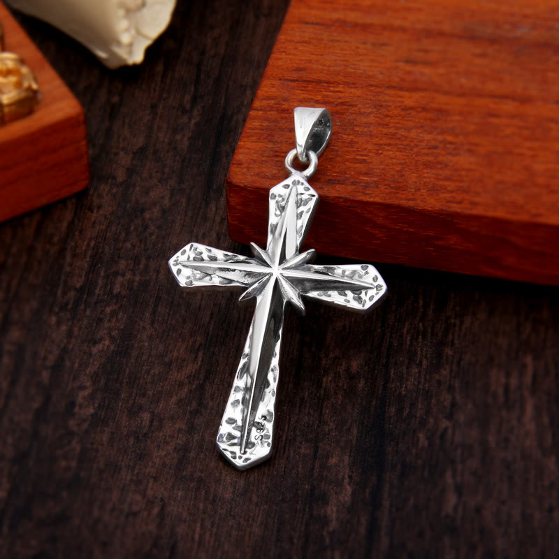 Collier pendentif croix en argent sterling d'inspiration gothique avec étoile sculptée, réalisé par Christianartworkshop - S925 - image 0