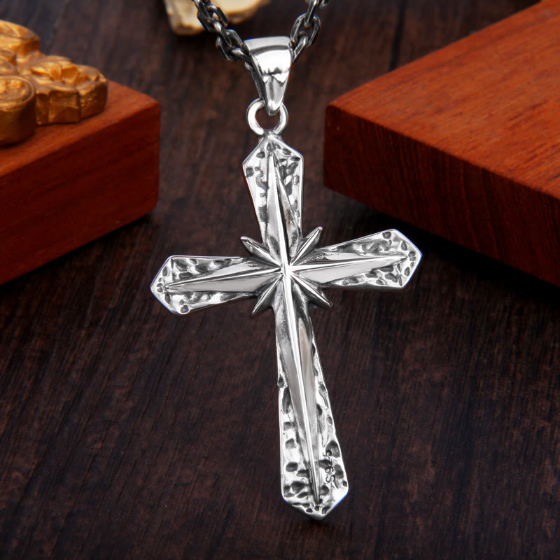 Collier pendentif croix en argent sterling d'inspiration gothique avec étoile sculptée, réalisé par Christianartworkshop - image 1