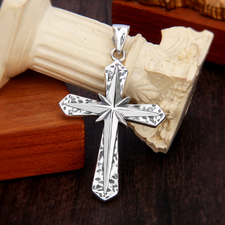 Collier pendentif croix en argent sterling d'inspiration gothique avec étoile sculptée, réalisé par Christianartworkshop - image 2