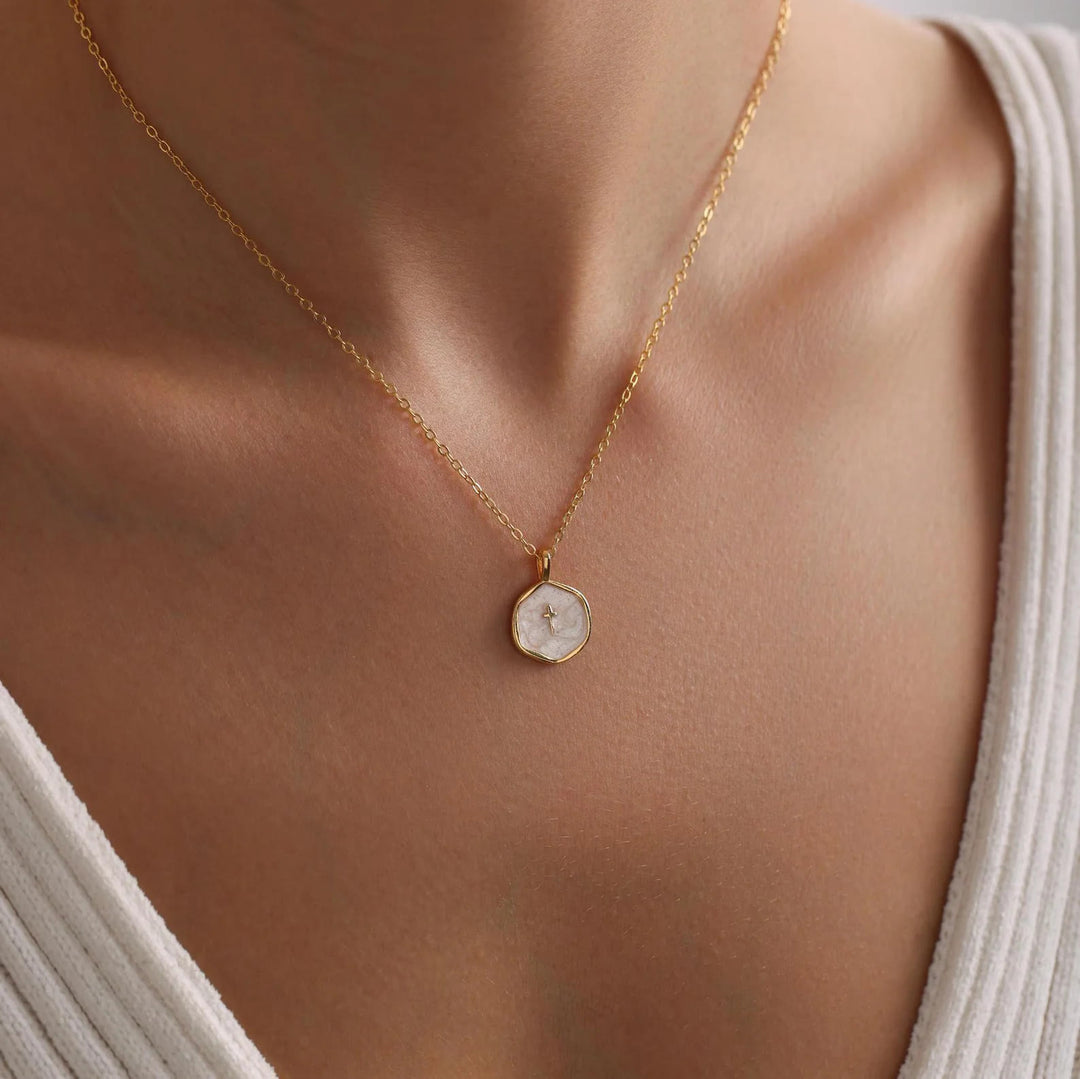 Christianartworkshop Collier pendentif croix géométrique aux teintes pastel - image 1