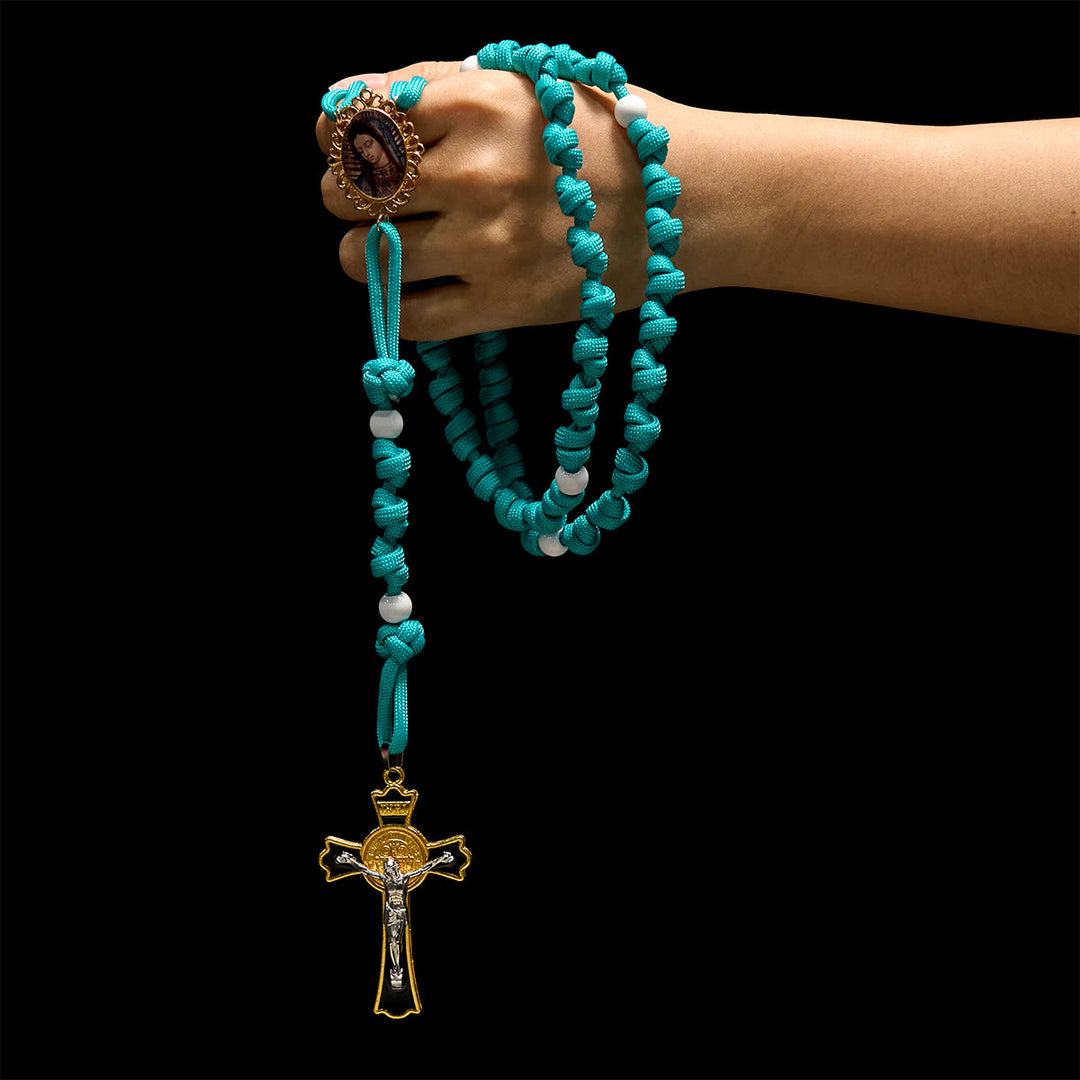 Christianartworkshop Chapelet turquoise vif à nœuds avec camée de Guadalupe : Prise en main ferme, concentration divine - image 1