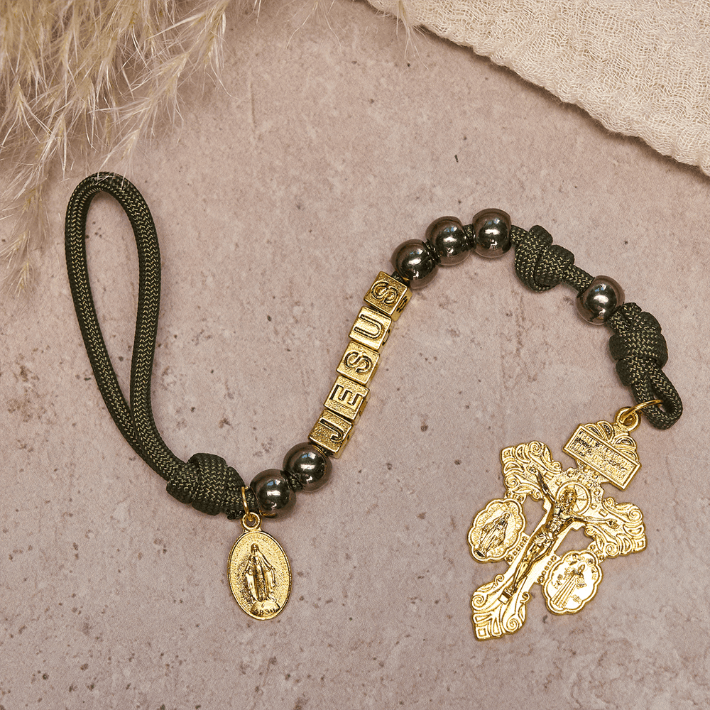 Christianartworkshop Chapelet de poche compact en perles d'hématite avec crucifix et lettre personnalisée « Jésus ». - image 1