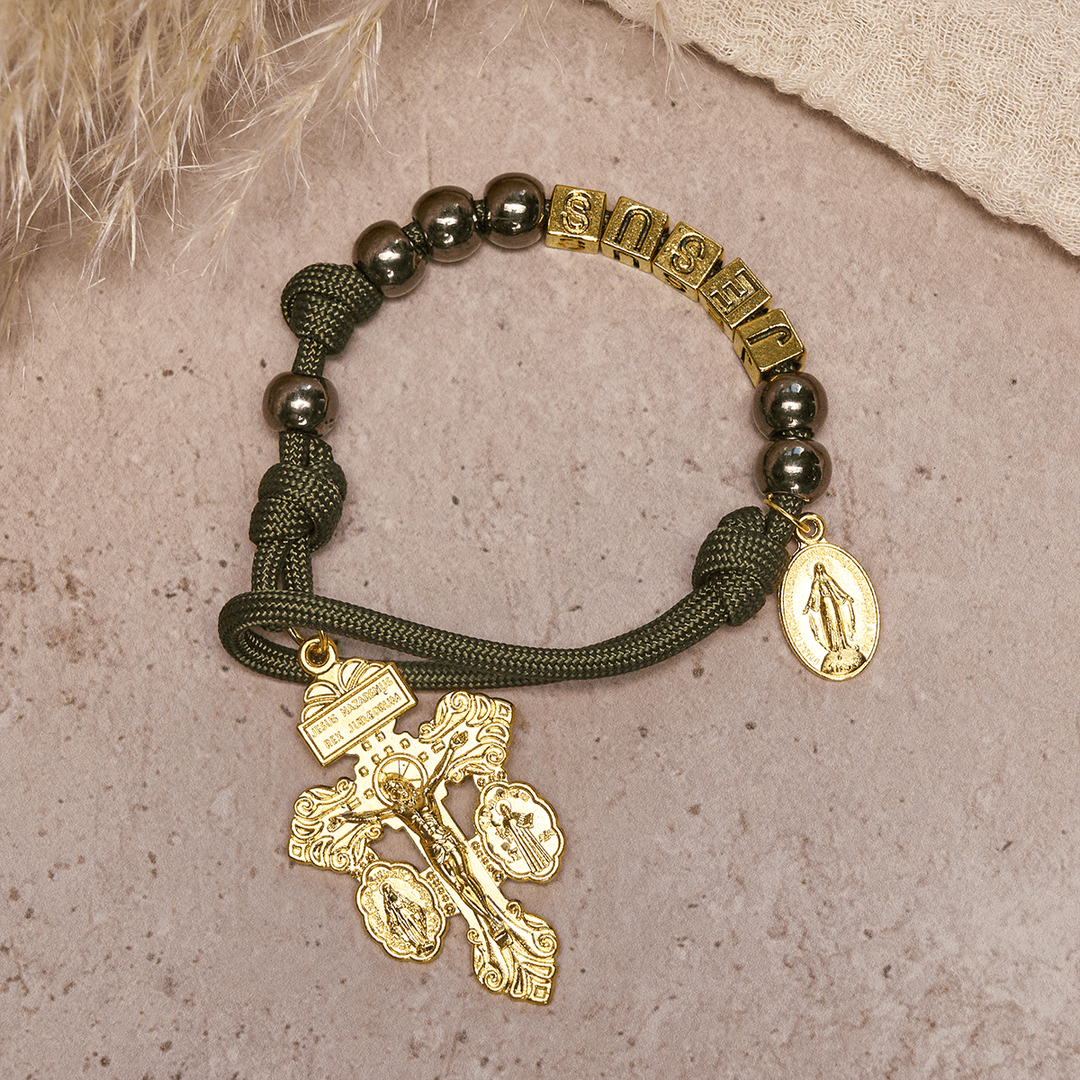 Christianartworkshop Chapelet de poche compact en perles d'hématite avec crucifix et lettre personnalisée « Jésus ». - image 3