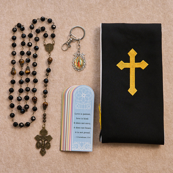 Christianartworkshop Coffret de bénédiction : Étole croix noire et dorée et chapelet à perles noires : Aimez avec patience - Chapelet à perles noires - image 0