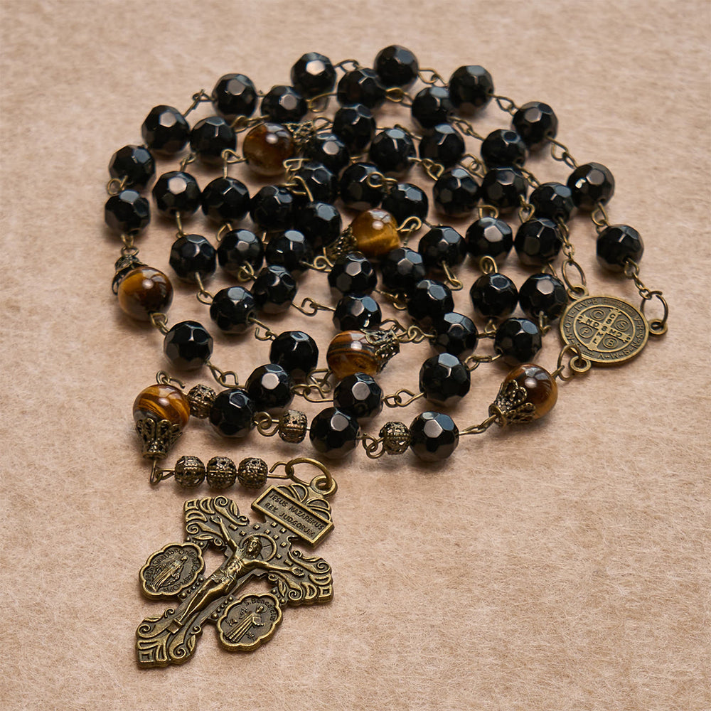 Christianartworkshop Coffret de bénédiction : Étole croix noire et dorée et chapelet à perles noires : Aimez avec patience - image 1