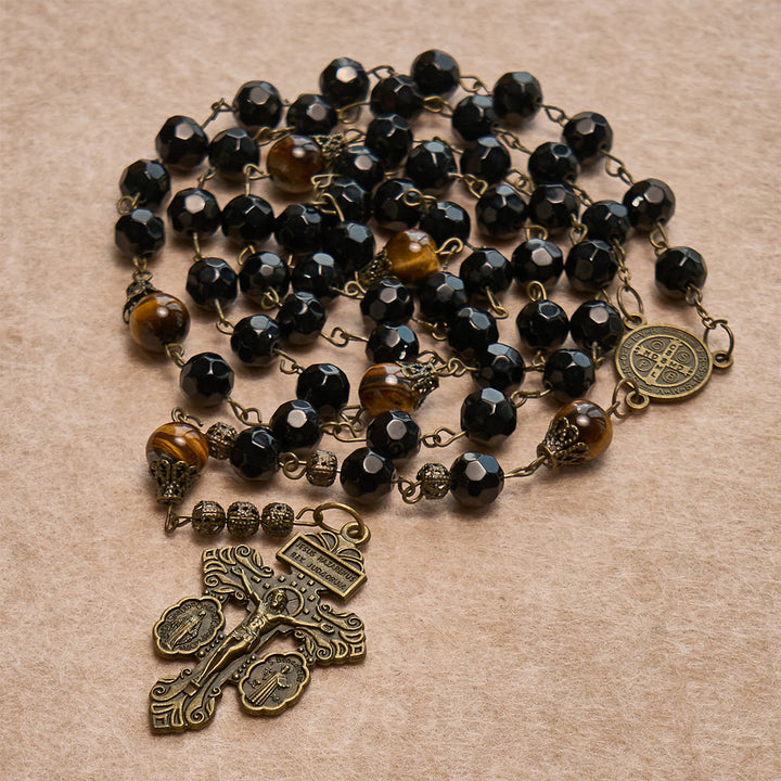 Christianartworkshop Coffret de bénédiction : Étole croix noire et dorée et chapelet à perles noires : Aimez avec patience - image 1