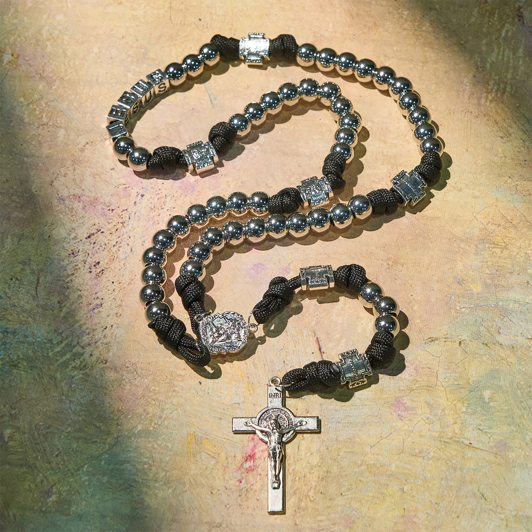 Christianartworkshop Chapelet personnalisé « Prière de combat » avec perles argentées et lettre JÉSUS personnalisée - image 3