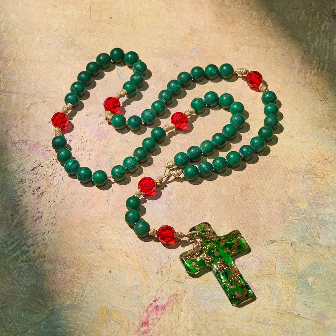 Christianartworkshop Chapelet en pierre à motifs verts pour la prière dévote : Croix en verre vert et doré - image 3