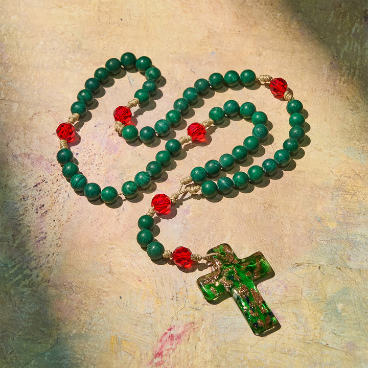 Christianartworkshop Chapelet en pierre à motifs verts pour la prière dévote : Croix en verre vert et doré - image 3