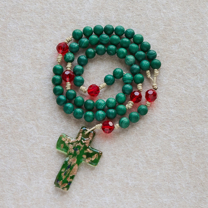 Christianartworkshop Chapelet en pierre à motifs verts pour la prière dévote : Croix en verre vert et doré - Croix en pierre verte et en verre - image 0