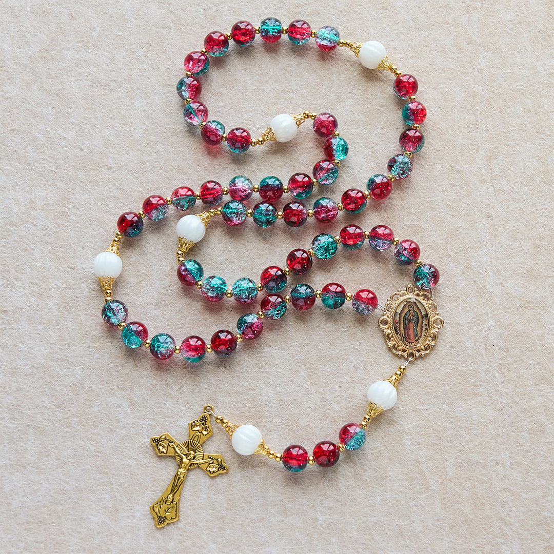 Christianartworkshop Chapelet de Noël en perles de verre rouges et bleues : médaille de Notre-Dame et croix ornée - Médaille et crucifix de Notre-Dame de Guadalupe - image 0