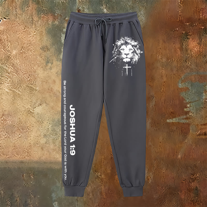 Pantalon de survêtement Lion de Juda de Christianartworkshop : verset de Josué 1:9 au fusain - image 2