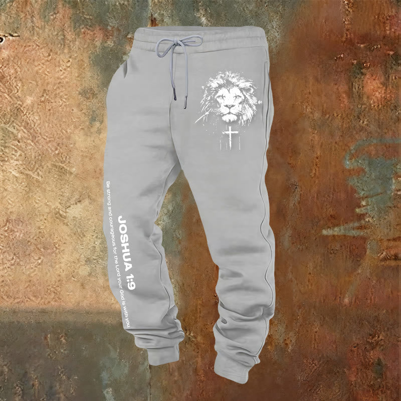 Pantalon de survêtement Lion de Juda de Christianartworkshop : verset de Josué 1:9 au fusain - Gris clair - 2XL - image 12