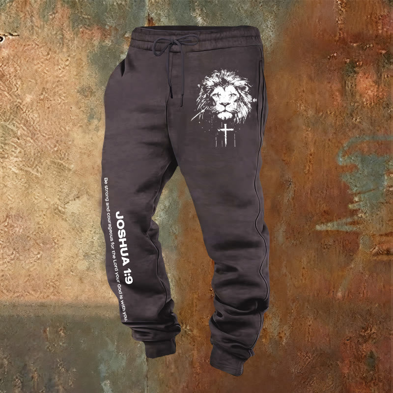 Pantalon de survêtement Lion de Juda de Christianartworkshop : verset de Josué 1:9 au fusain - Gris foncé - 2XL - image 20