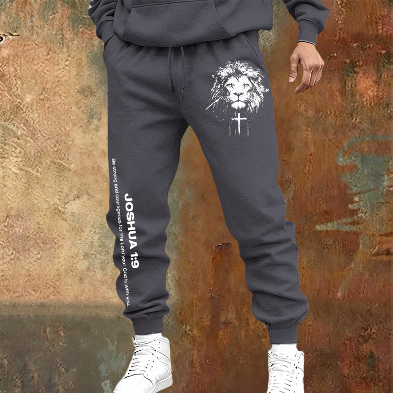 Pantalon de survêtement Lion de Juda de Christianartworkshop : verset de Josué 1:9 au fusain - image 1