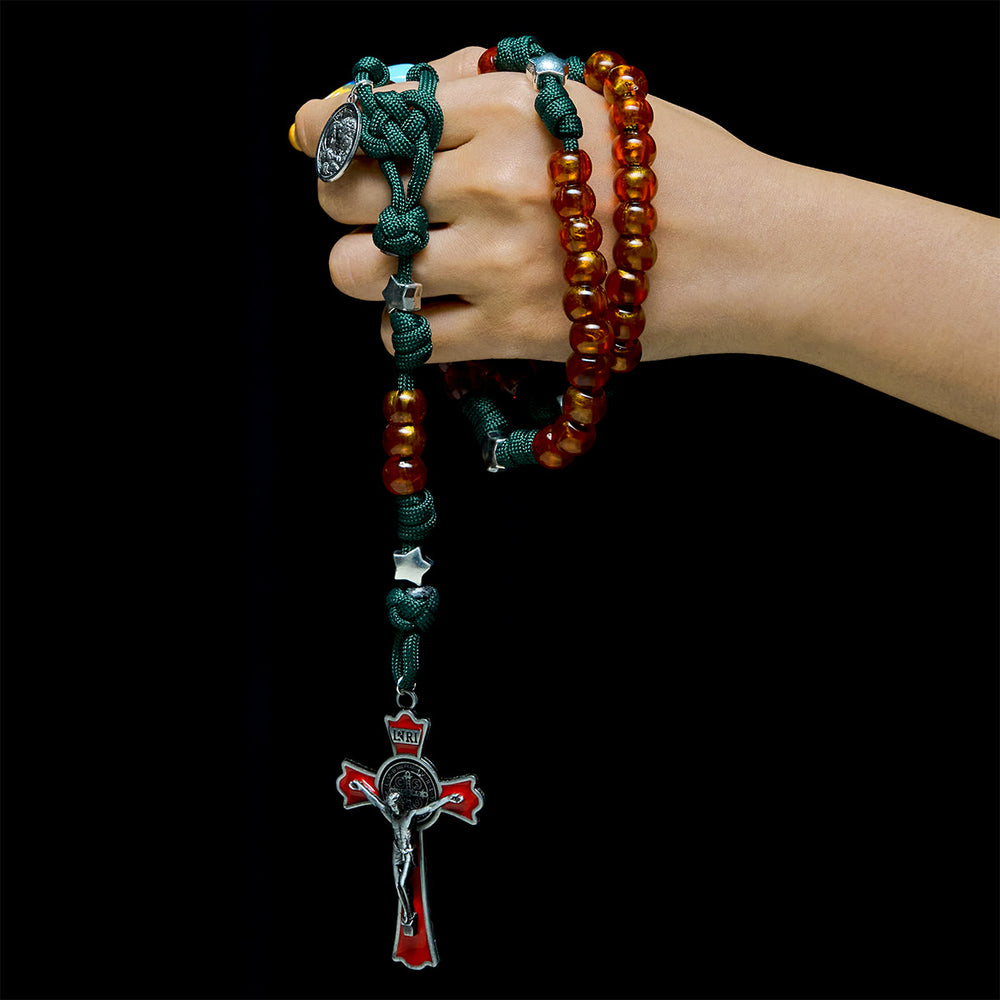Christianartworkshop Chapelet de Noël en perles ambrées et paracorde verte avec médaille de la Sainte Famille - image 1