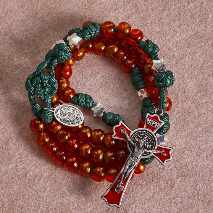 Christianartworkshop Chapelet de Noël en perles ambrées et paracorde verte avec médaille de la Sainte Famille - image 3