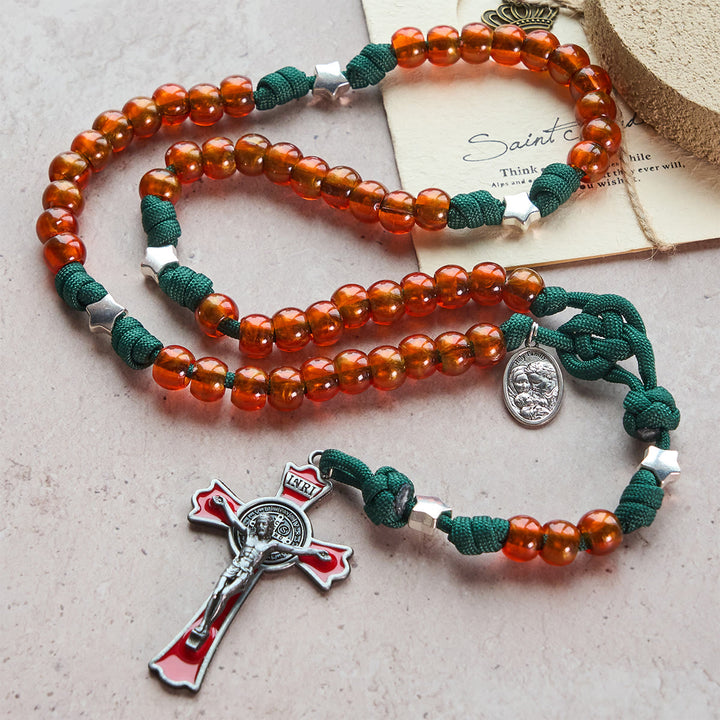 Christianartworkshop Chapelet de Noël en perles ambrées et paracorde verte avec médaille de la Sainte Famille - 1 ENSEMBLE (Chapelet à cinq dizaines et chapelet de poche) - image 0