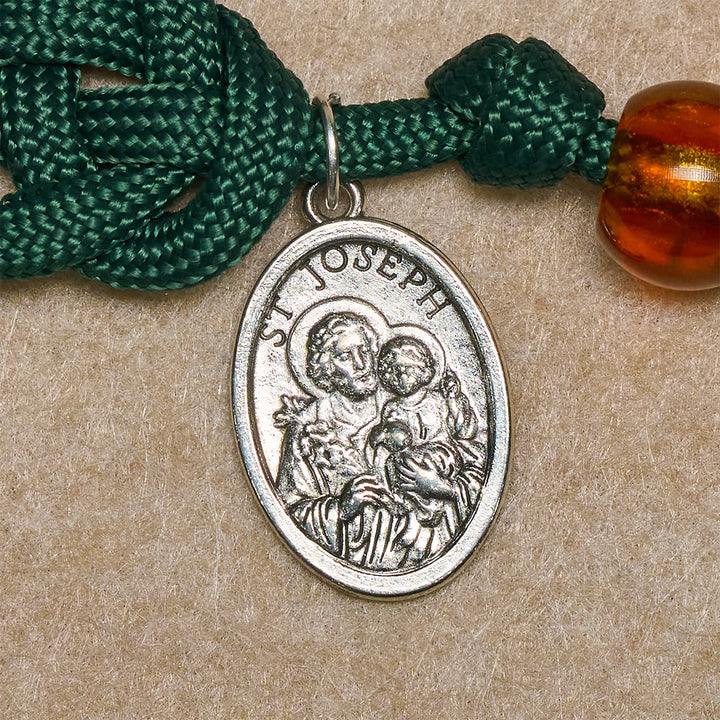 Christianartworkshop Chapelet de Noël en perles ambrées et paracorde verte avec médaille de la Sainte Famille - image 9