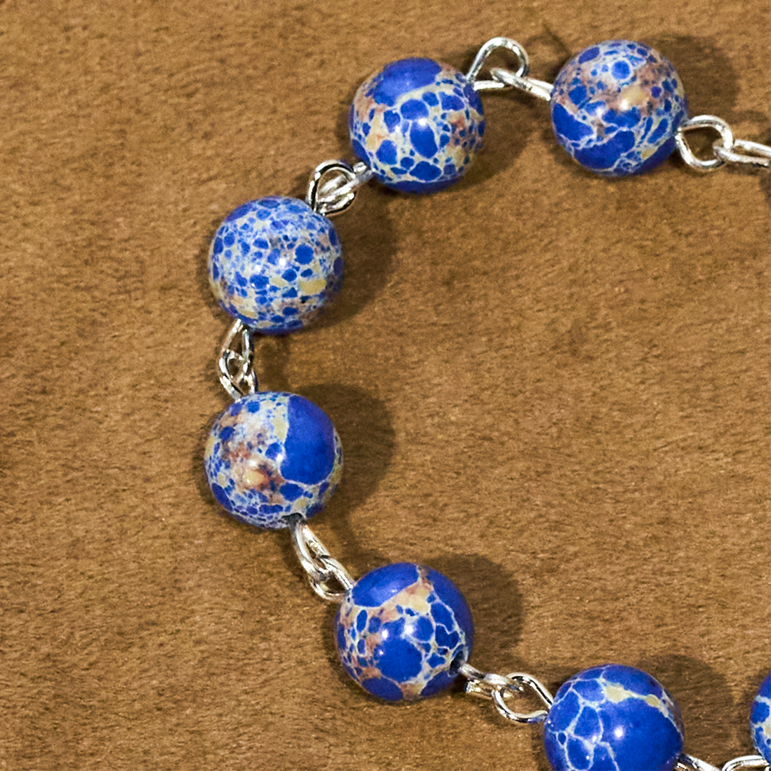 Christianartworkshop Chapelet et bracelet à une dizaine de perles de pierre bleu roi : La grâce guidée par la main de Marie - image 3