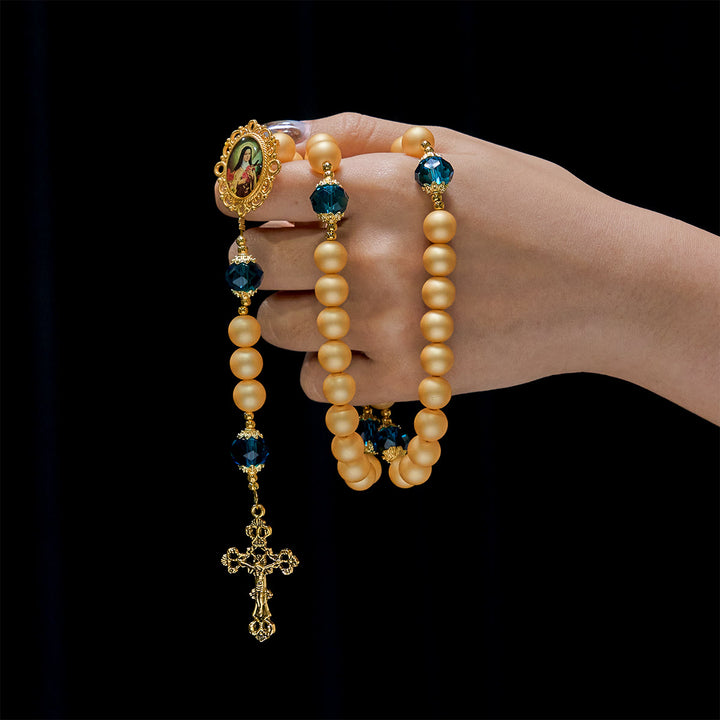 Chapelet élégant en perles dorées mates de Christianartworkshop , orné de sainte Thérèse et d'un crucifix. - image 2