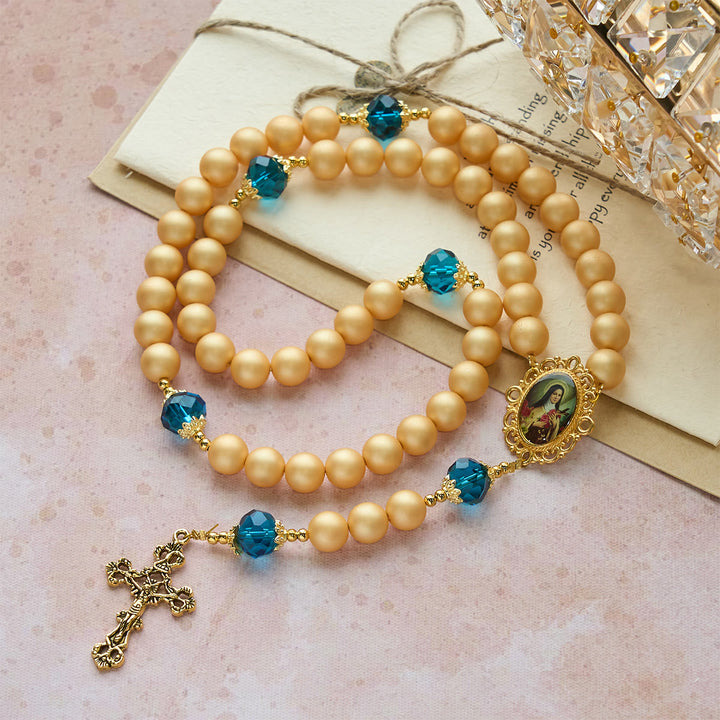 Chapelet élégant en perles dorées mates de Christianartworkshop , orné de sainte Thérèse et d'un crucifix. - image 4