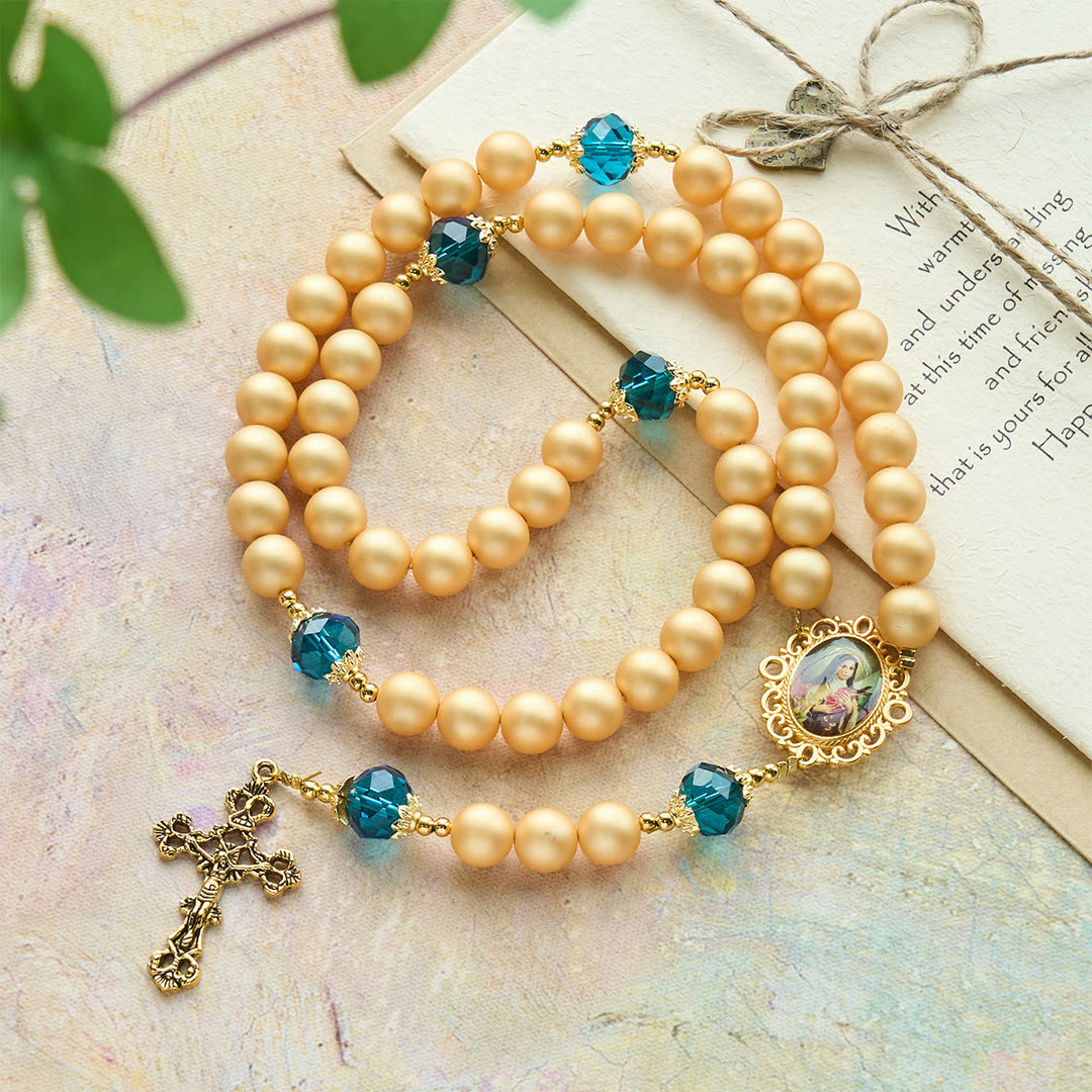 Chapelet élégant en perles dorées mates de Christianartworkshop , orné de sainte Thérèse et d'un crucifix. - Sainte Thérèse et le Crucifix - image 0