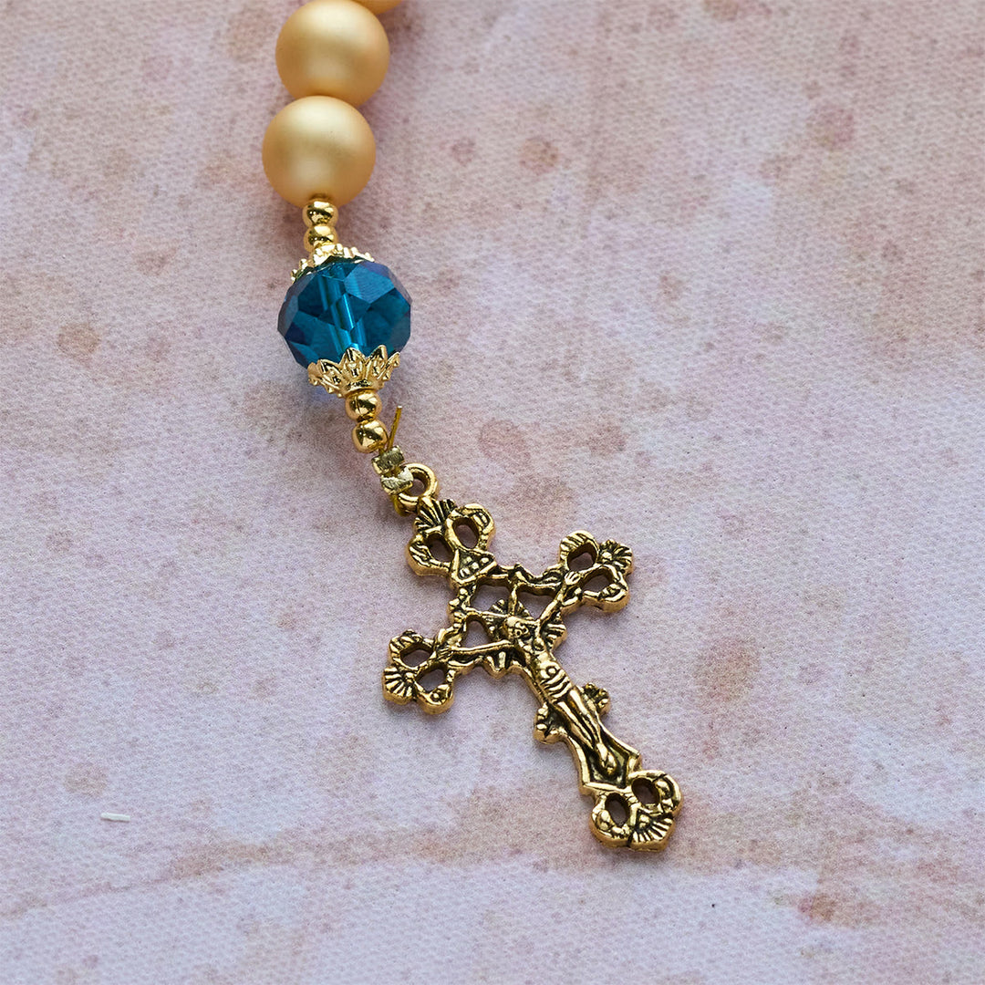 Chapelet élégant en perles dorées mates de Christianartworkshop , orné de sainte Thérèse et d'un crucifix. - image 10