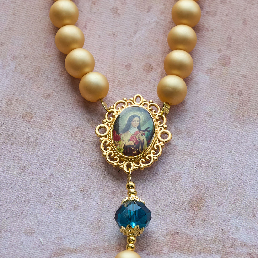 Christianartworkshop Chapelet élégant en perles dorées mates avec Sainte Thérèse et crucifix - image 9
