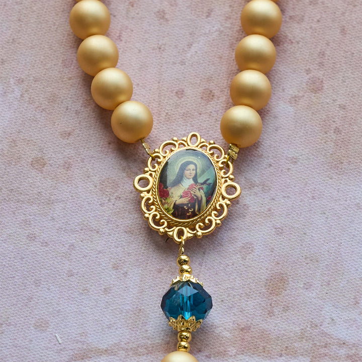 Christianartworkshop Chapelet élégant en perles dorées mates avec Sainte Thérèse et crucifix - image 9