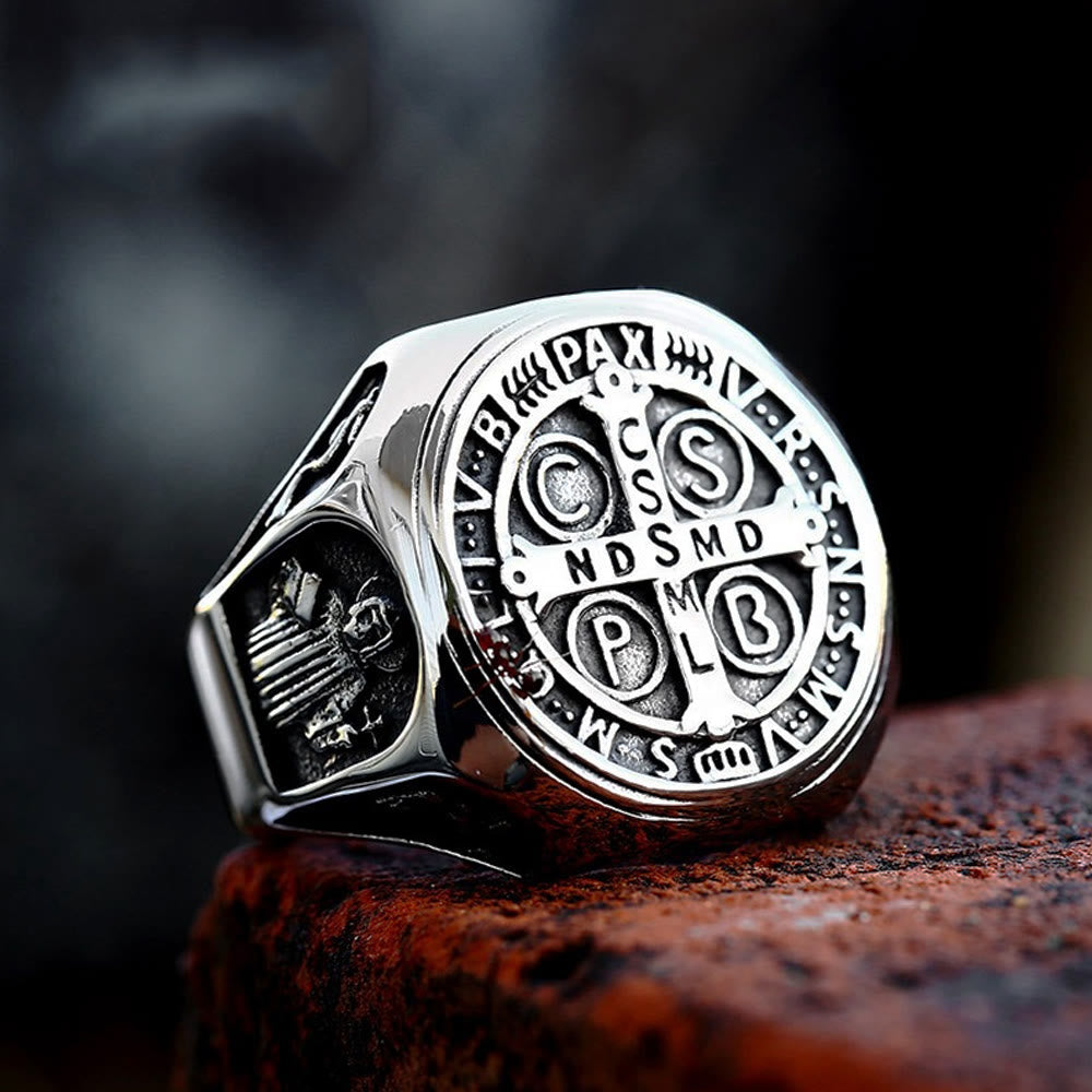 Bague Croix de Saint Benoît de Christianartworkshop : un symbole de foi et de don d’amour - image 1