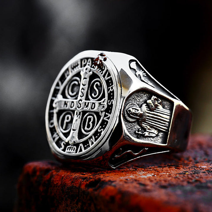 Bague Croix de Saint Benoît de Christianartworkshop : un symbole de foi et de don d’amour - image 3